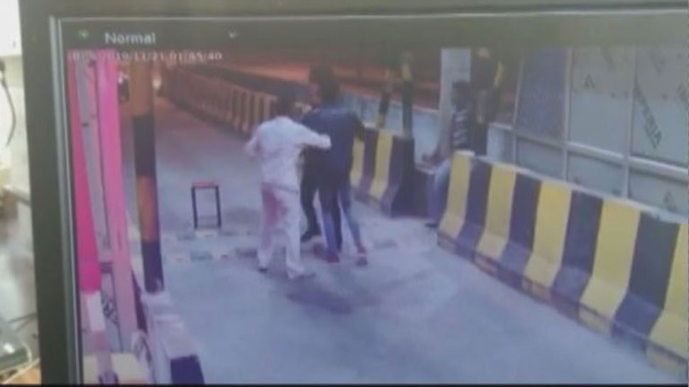 टोल प्लाजा पर दबंगों की दबंगई, मारपीट के बाद कर्मचारी को कार से मारी टक्कर