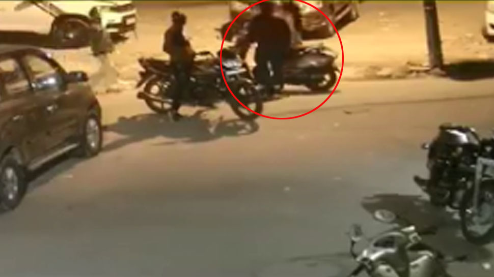 दिल्ली में रोडरेज की वारदात, कारोबारी को मारे चाकू; वारदात CCTV में रिकॉर्ड