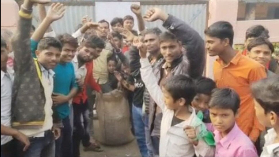 बेतिया: चावल चोरी करते पकड़े गए शिक्षक, प्रधानाध्यापिका बोली- माफी कीजिए ऐसी गलती नहीं होगी