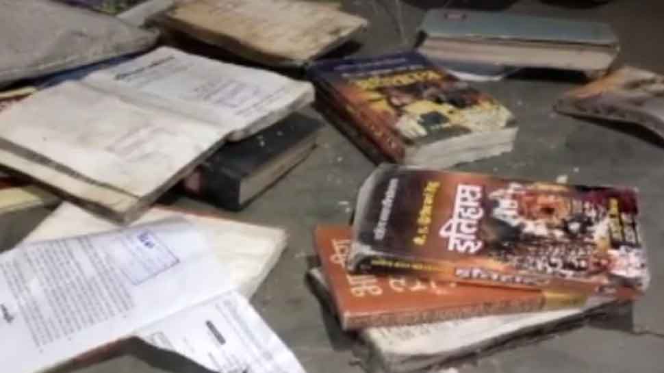 बैतूल: लाइब्रेरी भवन न होने के चलते सरकारी कॉलेज में दो हजार किताबें खा गई 'दीमक'