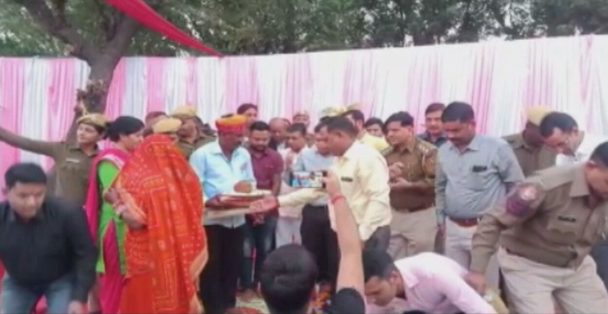 पुलिसवालों ने थाने के सफाईकर्मी की बेटी शादी में दिया 1 लाख 73 हज़ार का तोहफा, सुर्खियों में है बड़े दिलवाले पुलिसवाले पुलिसवालों ने थाने के सफाईकर्मी की बेटी शादी में दिया 1 लाख 73 हज़ार का तोहफा, सुर्खियों में है बड़े दिलवाले पुलिसवाले