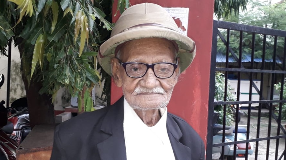 बिहार: 101 साल के हरिनारायण अदालती जिरह में देते हैं प्रतिद्वंद्वियों को मात