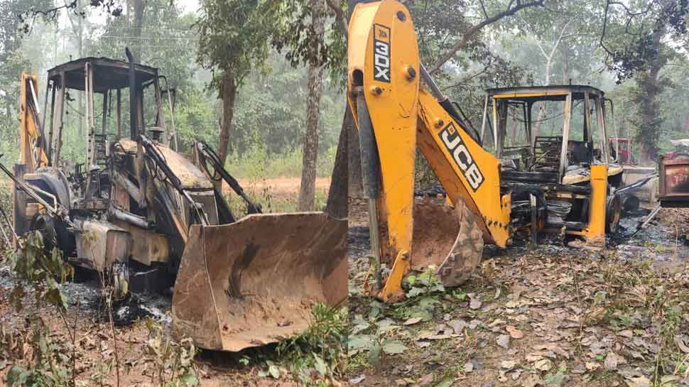 छत्तीसगढ़: नक्सलियों ने सड़क निर्माण में लगे वाहनों को लगाई आग, फैलाई दहशत