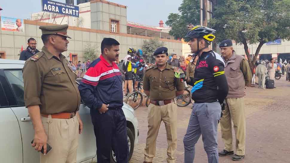 आगरा: साइकिल से रेलवे स्टेशन पहुंचे एसपी, GRP थाना का किया औचक निरीक्षण