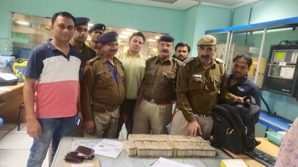 दिल्ली: मैट्रो स्टेशन पर शख्स के बैग में मिले 50 लाख रुपये, CISF ने पकड़ा