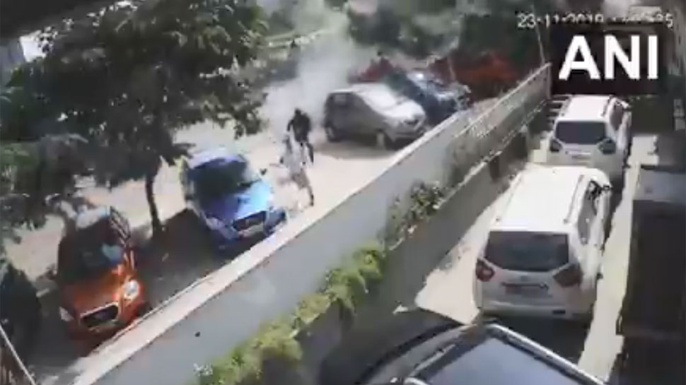 VIDEO: सड़क पर चल रहे थे लोग, फ्लाइओवर से हवा में उड़ती आई कार और फिर...