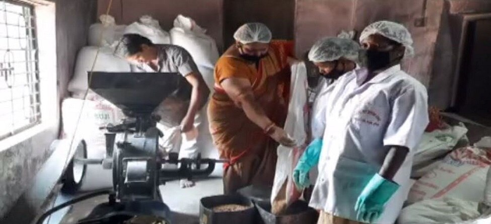 ସ୍ୱାବଲମ୍ୱୀ ହୋଇପାରିଛନ୍ତି ଅପର୍ଣ୍ଣା ସ୍ୱୟଂ ସହାୟକ ଗୋଷ୍ଠୀ, ବ୍ୟାଙ୍କରୁ ଋଣ ନେଇ ବସାଇଛନ୍ତି ମେସିନ