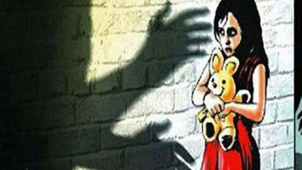 टॉफी का लालच देकर 5 साल की मासूम के साथ चाचा ने किया रेप, आरोपी फरार