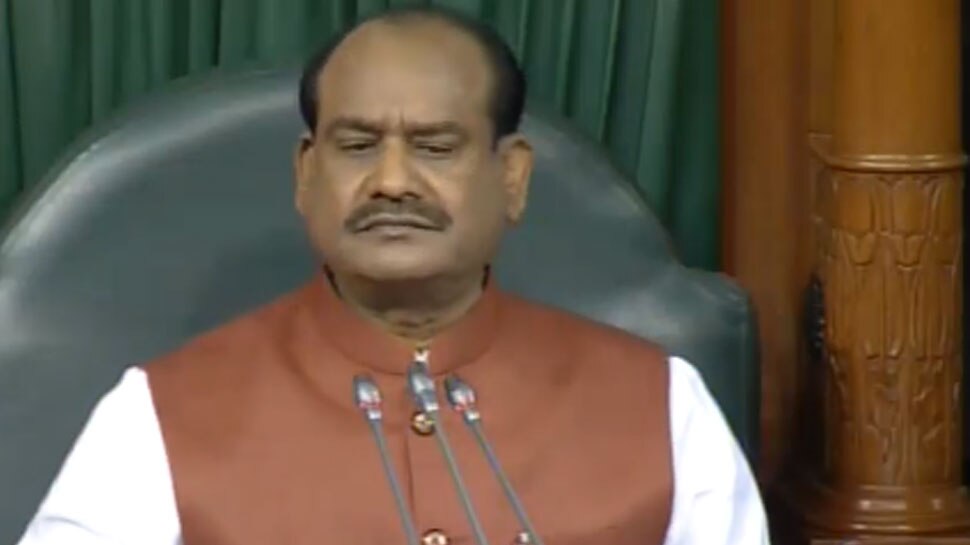 महाराष्ट्र मुद्दा: लोकसभा के अंदर कांग्रेस सांसदों ने लहराई तख्तियां, मार्शल्स ने किया बाहर