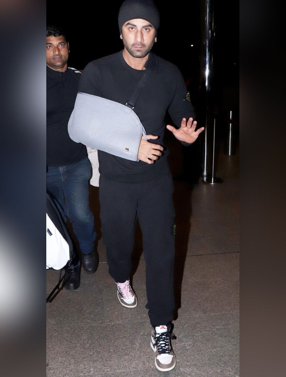 आर्म स्लिंग बेल्ट बांधे नजर आए Ranbir Kapoor and Alia Bhatt