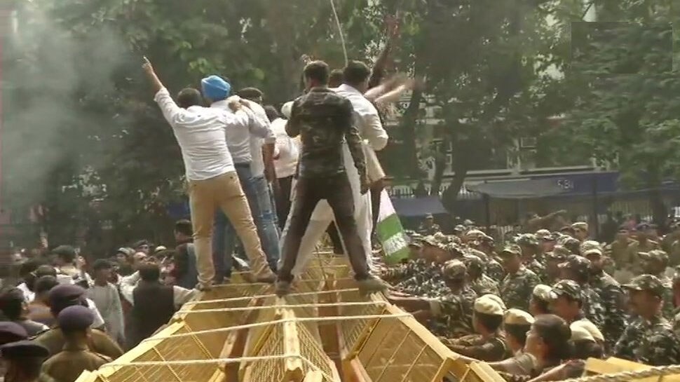 महाराष्ट्र के 'महाभारत' पर मचा बवाल, दिल्ली में यूथ कांग्रेस का विरोध-प्रदर्शन