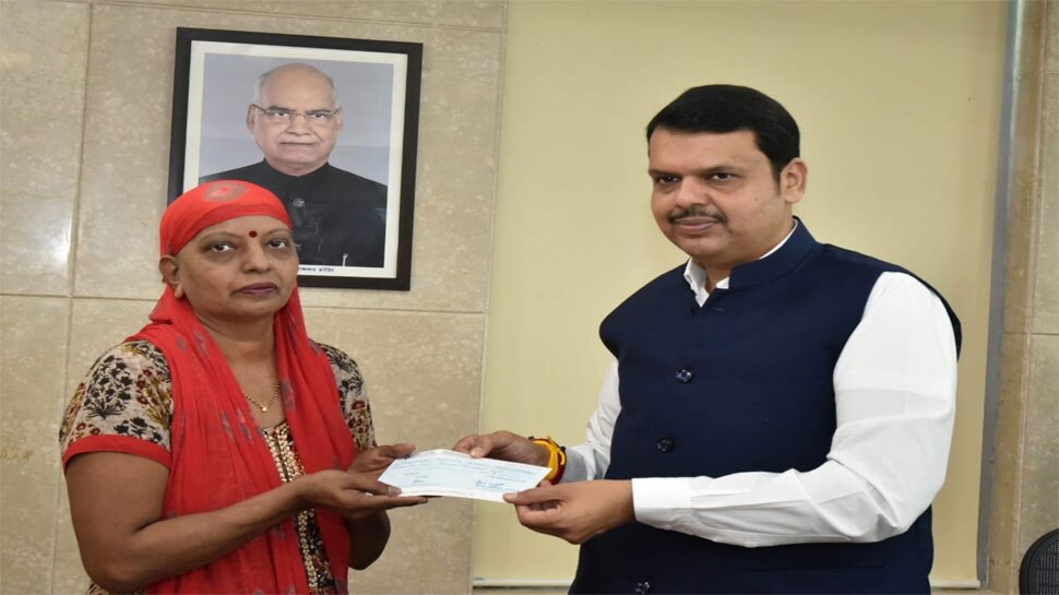 महाराष्ट्र: फडणवीस ने संभाला कामकाज, मुख्यमंत्री राहत कोष के चेक पर किए पहले हस्ताक्षर