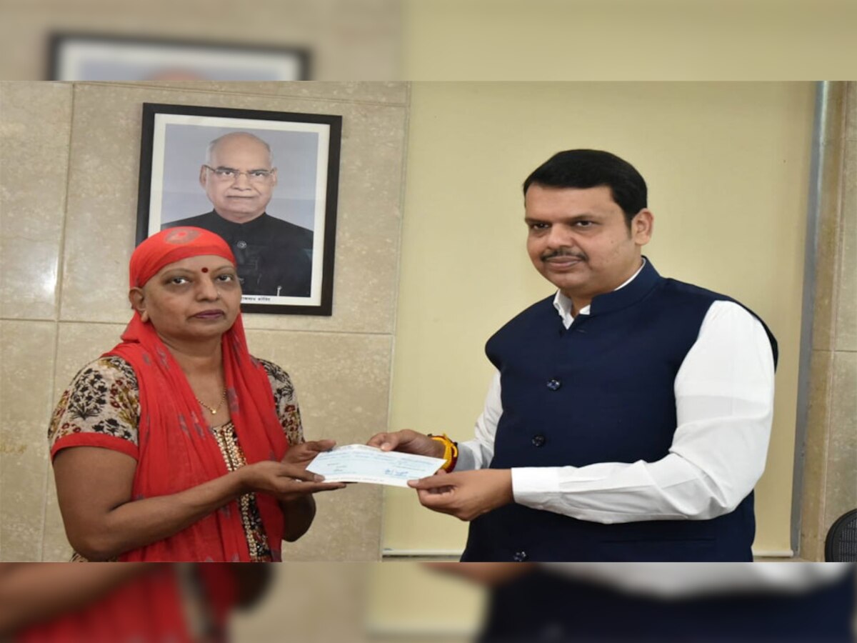 महाराष्ट्र: फडणवीस ने संभाला कामकाज, मुख्यमंत्री राहत कोष के चेक पर किए पहले हस्ताक्षर