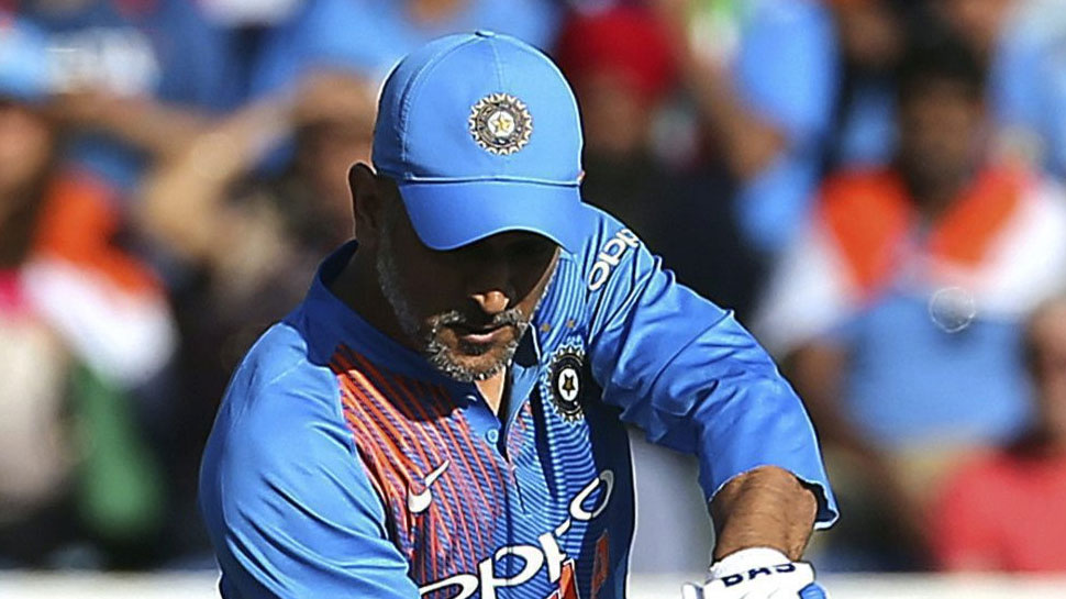 धोनी के भविष्य को IPL पर तो टाल गए कोच रवि शास्त्री, फिर भी कर दिया यह इशारा धोनी के भविष्य को IPL पर तो टाल गए कोच रवि शास्त्री, फिर भी कर दिया यह इशारा