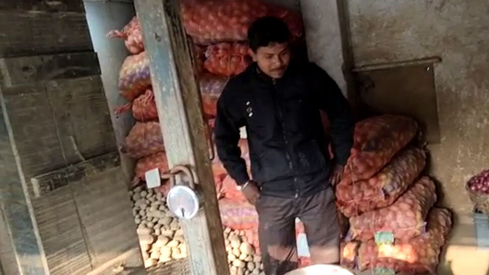 पश्चिम बंगाल: बढ़ती कीमतों का असर, चोर चुरा ले गए 10 बोरी प्याज