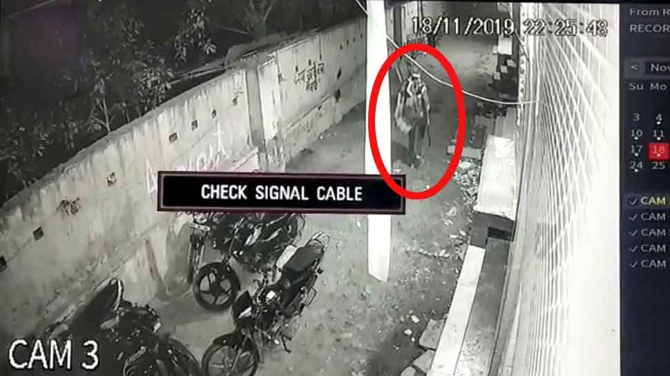 नोएडा: शिकायतकर्ता ने ही साजिशन लगाई थी मस्टररोल में आग, CCTV से हुआ खुलासा नोएडा: शिकायतकर्ता ने ही साजिशन लगाई थी मस्टररोल में आग, CCTV से हुआ खुलासा