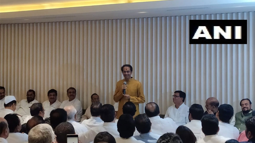 उद्धव ठाकरे होंगे महाराष्ट्र के अगले मुख्यमंत्री, शरद पवार के पैर छूकर लिया आशीर्वाद