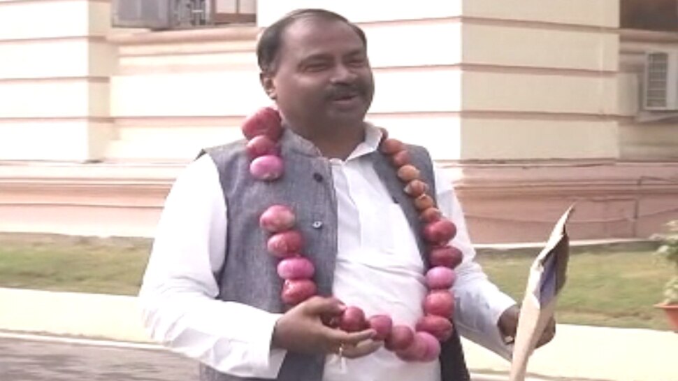बिहार विधानसभा में गूंजी महंगी प्याज की गूंज, प्याज की माला पहनकर पहुंचे RJD विधायक