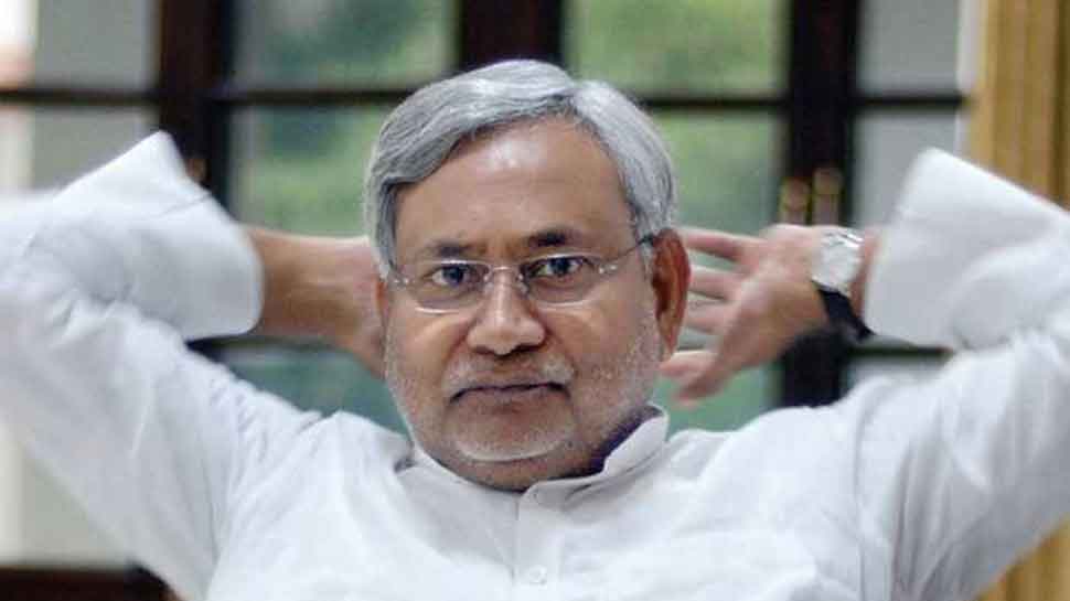 बिहार: नीतीश कुमार ने इस गांव को लिया था गोद, लेकिन गंदा पानी पीने को मजबूर हैं लोग
