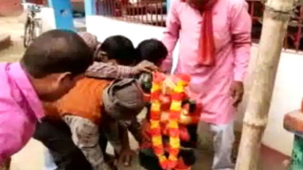 बिहार: अतिक्रमण की मंशा से गंदी जगह पर रखी भगवान की मूर्ति, प्रशासन ने किया थाने में स्थापित
