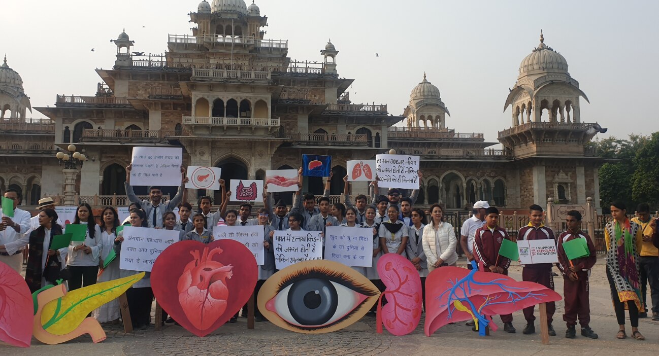 भारत में अंगदान को लेकर जागरूकता की कमी क्यों है - 10 लाख़ लोगों में से महज़ 0.65% लोग ही करते है अंगदान भारत में अंगदान को लेकर जागरूकता की कमी क्यों है - 10 लाख़ लोगों में से महज़ 0.65% लोग ही करते है अंगदान
