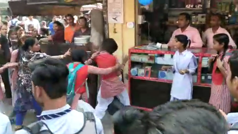 दिल्ली: स्कूली छात्राओं के बीच झगड़े का वीडियो वायरल