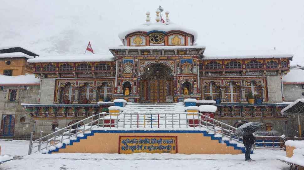 उत्तराखंडः पहाड़ी इलाकों में बर्फबारी से बढ़ी ठंड, बद्रीनाथ धाम में बदला मौसम का मिजाज