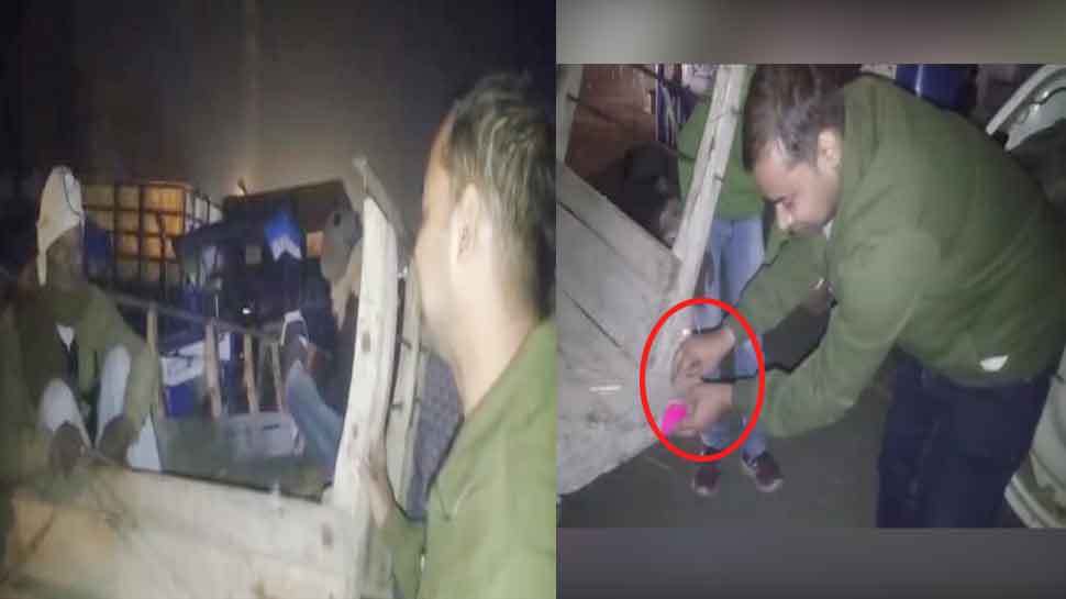 वाहनों में रिफ्लेक्टर लगा रहे थे SDM साहब, किसान बोला- 10 रुपए ले लो और... वाहनों में रिफ्लेक्टर लगा रहे थे SDM साहब, किसान बोला- 10 रुपए ले लो और...
