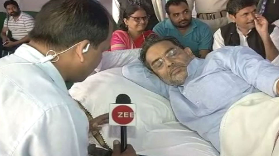 पटना: अनशन के दौरान बिगड़ी उपेंद्र कुशवाहा की तबियत, एम्बुलेंस में किया जा रहा इलाज पटना: अनशन के दौरान बिगड़ी उपेंद्र कुशवाहा की तबियत, एम्बुलेंस में किया जा रहा इलाज