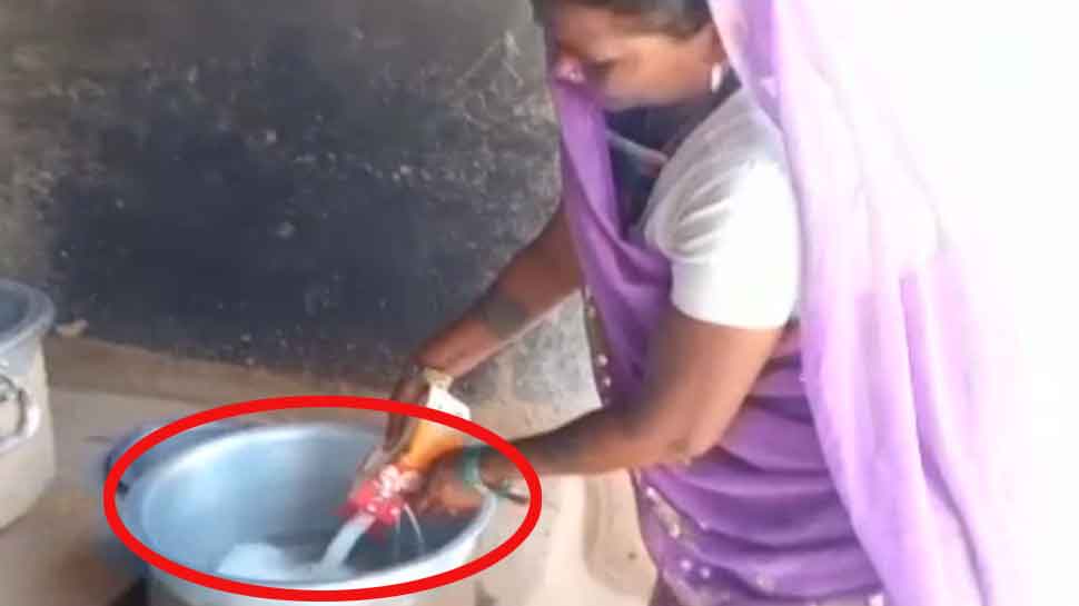 UP: मिड डे मील में 81 बच्चों को बांट दिया केवल एक लीटर दूध, VIDEO में देखें कारनामा