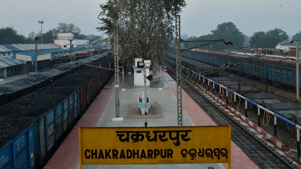 चक्रधरपुर रेल मंडल के नए DRM ने संभाला पदभार, बोले- ' जल्द 160 की रफ्तार से दौड़ेगी ट्रेन'