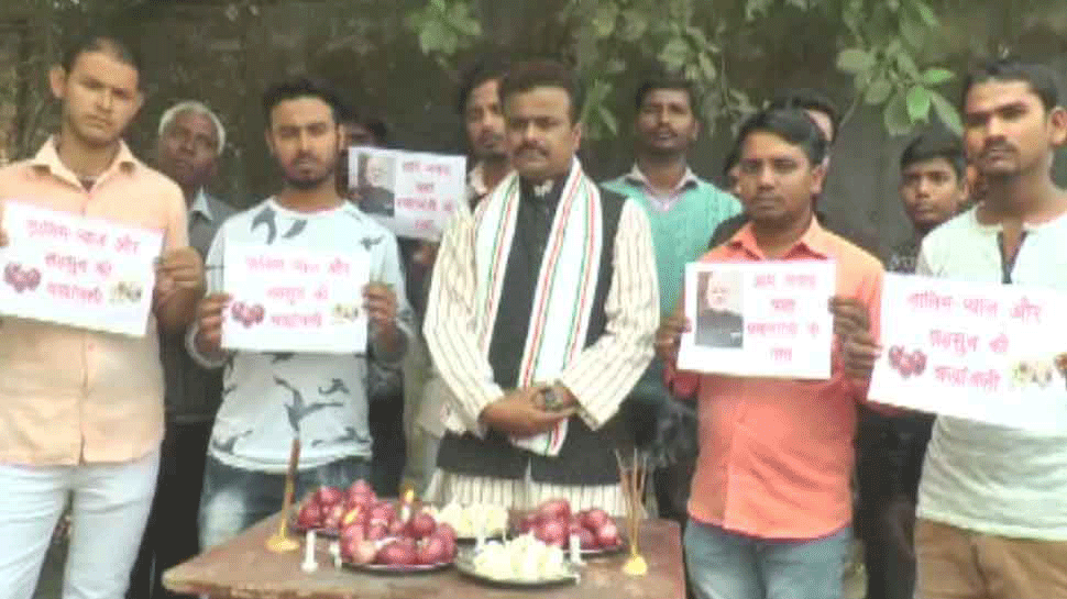 कांग्रेस कार्यकर्ताओं ने लहसुन-प्याज पर चढ़वाया चांदी का वर्क, सड़क पर की श्रद्धांजलि सभा कांग्रेस कार्यकर्ताओं ने लहसुन-प्याज पर चढ़वाया चांदी का वर्क, सड़क पर की श्रद्धांजलि सभा