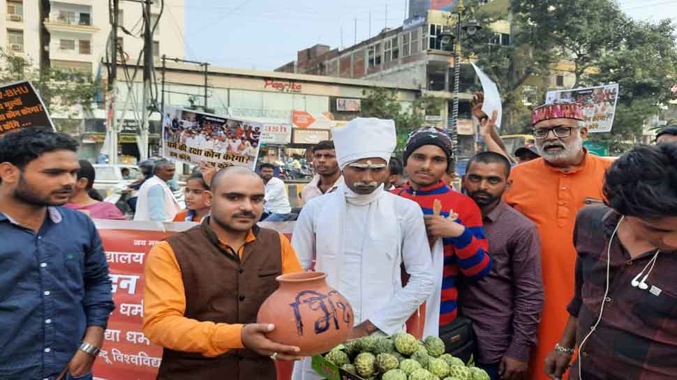 फिरोज खान नियुक्ति मामला: मशाल जुलूस के बाद अब छात्रों ने भिक्षाटन कर जताया विरोध