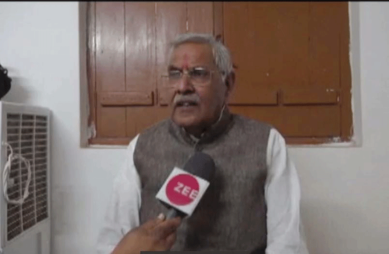 गोडसे पर बयान से विवादों में घिरी साध्वी प्रज्ञा को मिला MP के पूर्व स्पीकर सीताशरण शर्मा का साथ