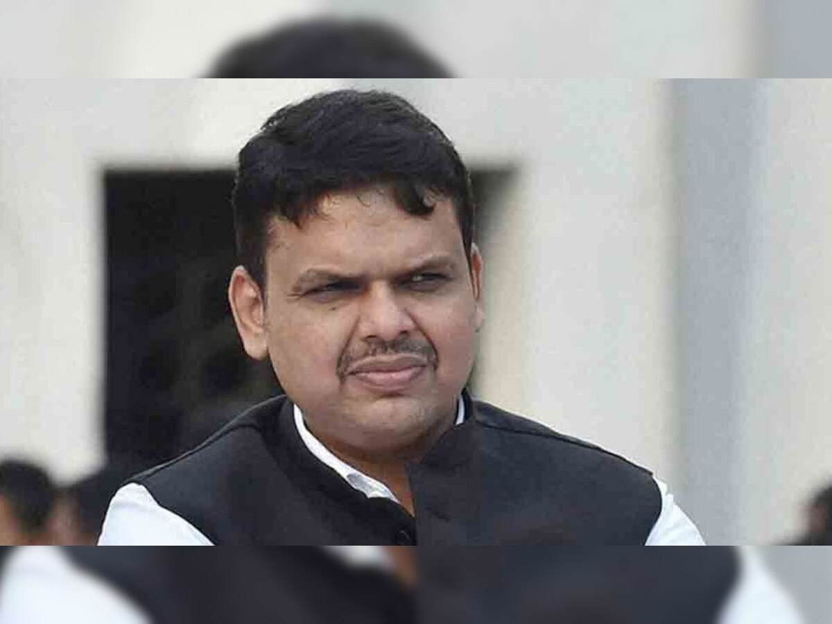 कुर्सी जाते ही बढ़ीं देवेंद्र फडणवीस की मुश्किलें, कोर्ट ने भेजा नोटिस