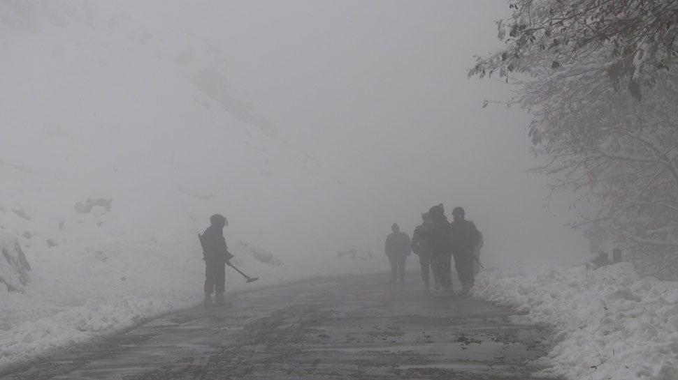 हिमाचल प्रदेश के पहाड़ों पर बिछी बर्फ की चादर, मनाली में पारा 0°C से नीचे पहुंचा