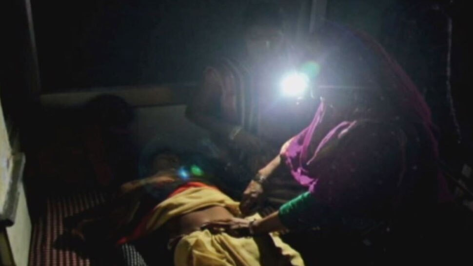MP: सरकारी अस्पताल में डॉक्टरों की लापरवाही, टॉर्च की रोशनी में कर दिया ऑपरेशन