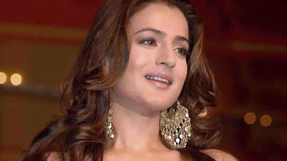 बॉलीवुड अभिनेत्री अमीषा पटेल को लगाने पड़ सकते है कोर्ट के चक्कर, कर दिया है ये कांड