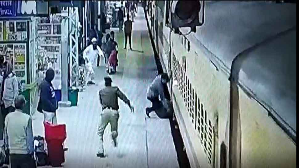 ट्रेन में चढ़ते समय न करें जल्दबाजी, बन सकते है एसे हदसे का शिकार ट्रेन में चढ़ते समय न करें जल्दबाजी, बन सकते है एसे हदसे का शिकार
