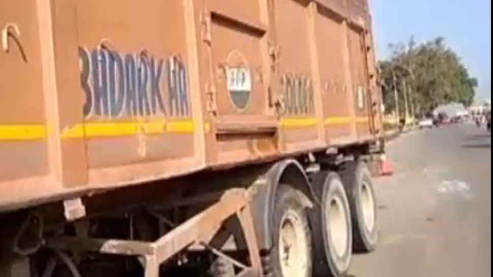 मुजफ्फरनगर-सहारनपुर राजमार्ग पर ट्रक और कार में भीषण टक्कर, 3 की मौत, 4 घायल
