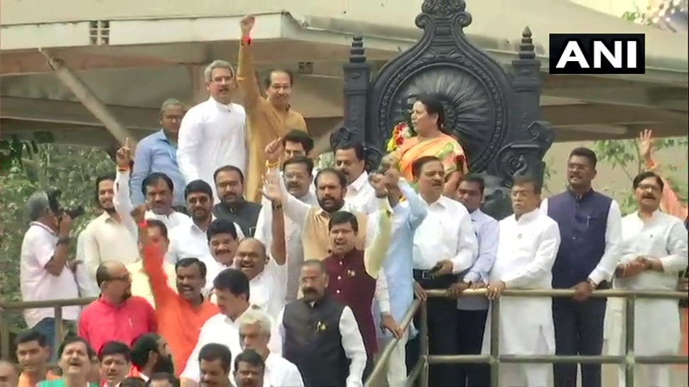 महाराष्ट्र LIVE: विधानसभा पहुंचे सीएम उद्धव ठाकरे, शिवसेना-NCP-कांग्रेस ने MLAs के लिए व्हिप जारी किया