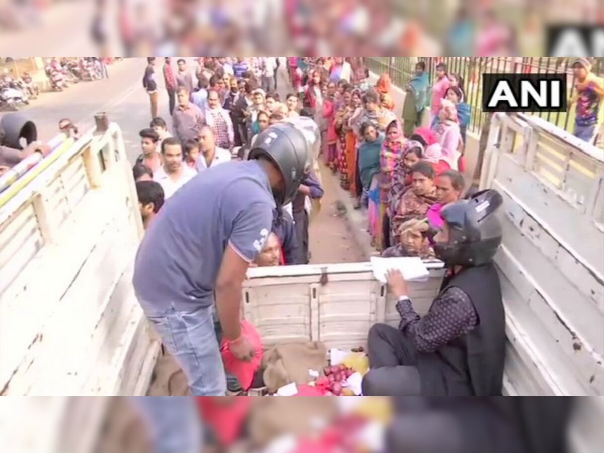 पटना: हंगामे के डर से हेलमेट पहनकर सस्ते प्याज बेच रहे बिस्कोमान के कर्मचारी