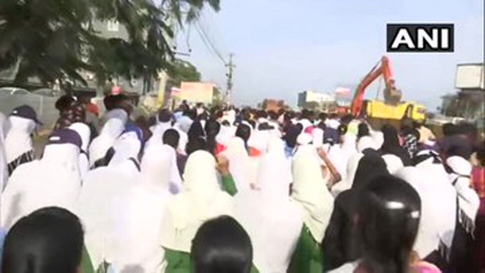 हैदराबाद की घटना के विरोध में स्कूली छात्रों ने भी हाईवे पर किया जमकर प्रदर्शन
