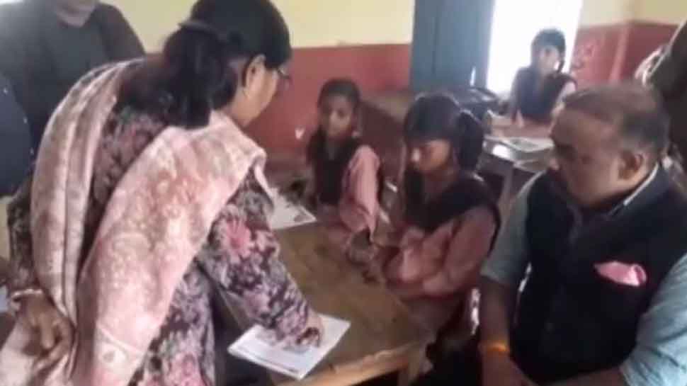 उन्नाव: अंग्रेजी की किताब नहीं पढ़ पाईं दो शिक्षिकाएं, DM के आदेश पर हुई निलंबित