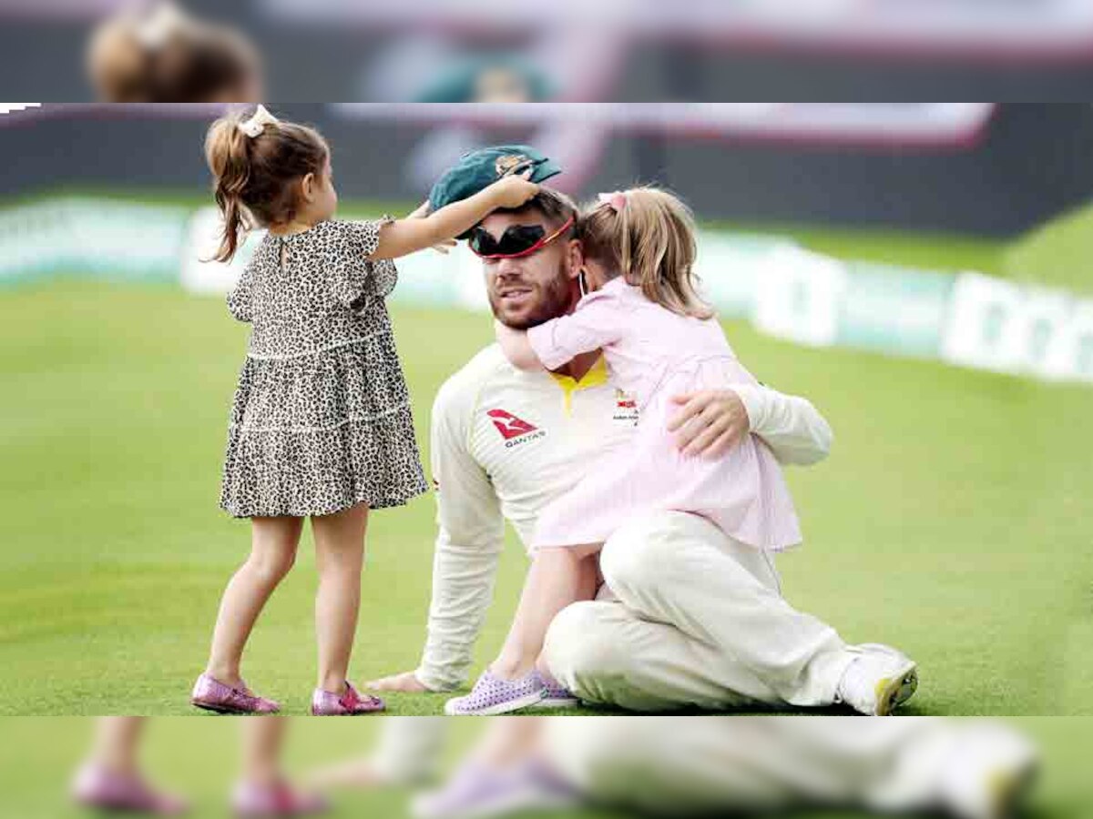 ऑस्ट्रेलिया के डेविड वॉर्नर अपनी बेटियों के साथ. (फोटो: Reuters) 