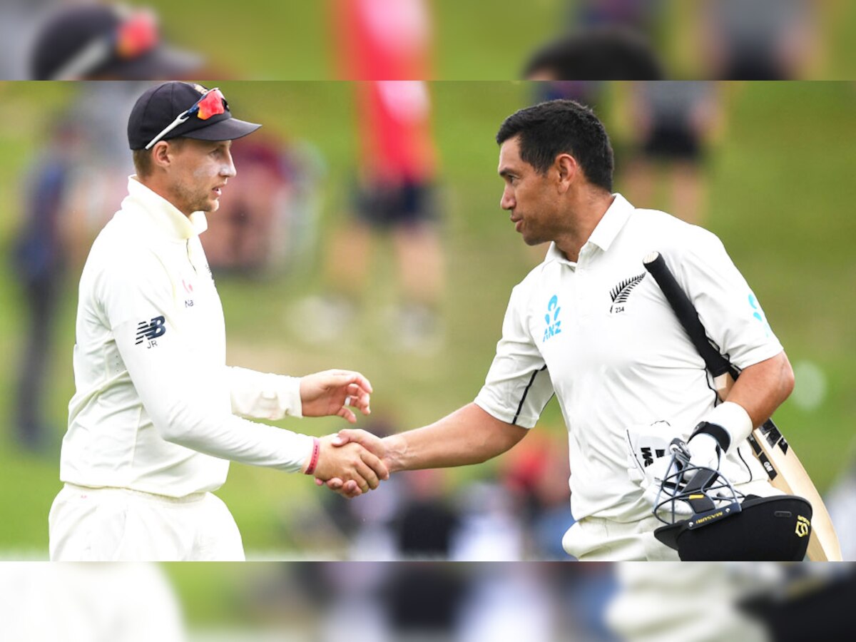 न्यूजीलैंड के रॉस टेलर को शतक लगाने पर बधाई देते इंग्लैंड के कप्तान जो रूट. (फोटो: Reuters) 