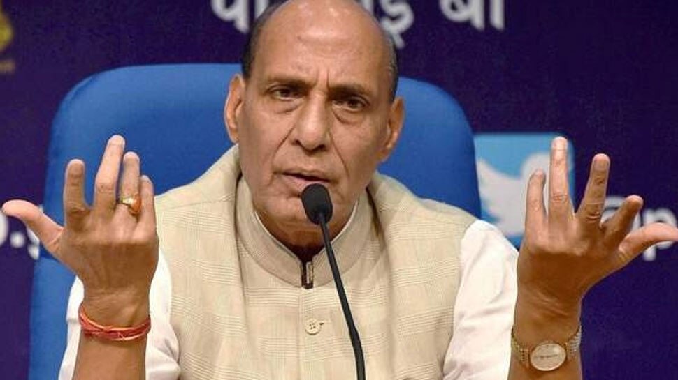 रक्षा मंत्री राजनाथ सिंह की सुरक्षा में चूक, काफिले के सामने आया शख्स