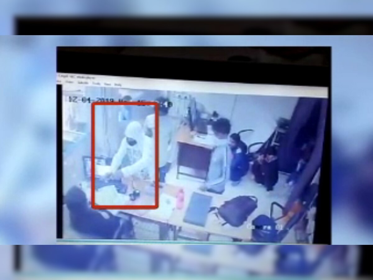 सिंडिकेट बैंक लूटने पहुंचे अपराधी CCTV कैमरे में कैद हो गए हैं. 