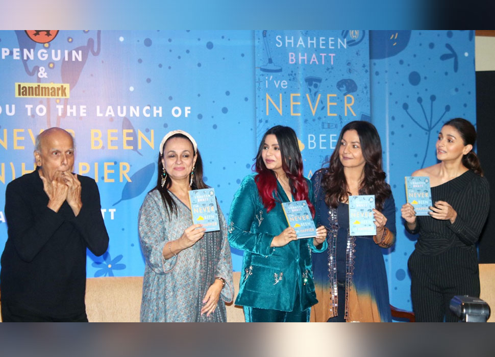 महेश भट्ट ने बजाई सीटी Alia Bhatt with family etc launch of Shaheen Bhatt’s debut book