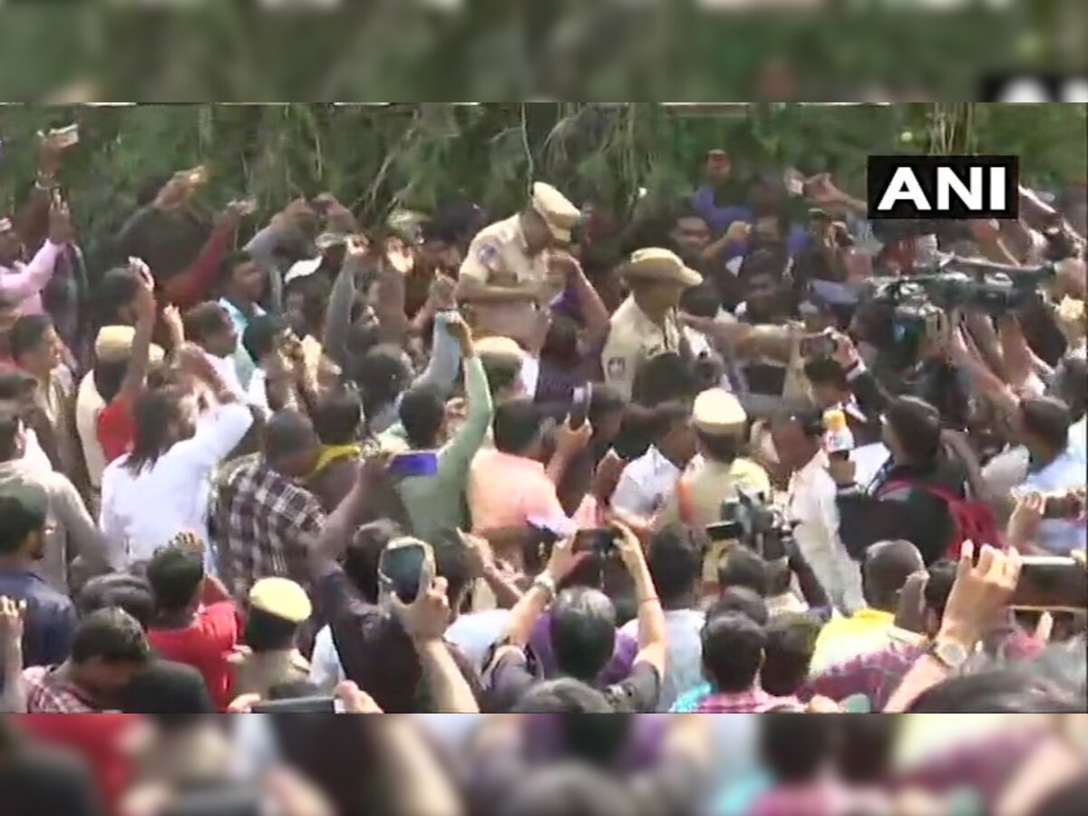 VIDEO: हैदराबाद गैंगरेप-मर्डर के आरोपियों का एनकाउंटर, लोगों ने मनाया जश्न, पुलिस टीम पर बरसाए फूल
